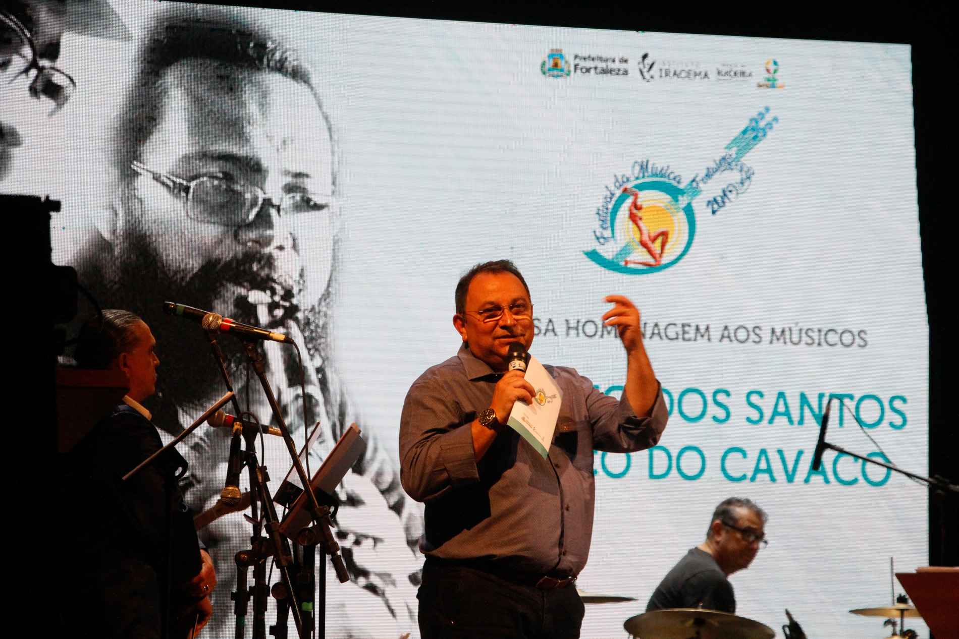 senhor falando em cima de palco